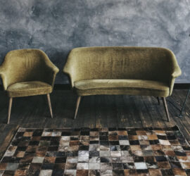 Ein Sessel und ein Sofa stehen symbolhaft für Psychologische Beratung und Psychotherapie