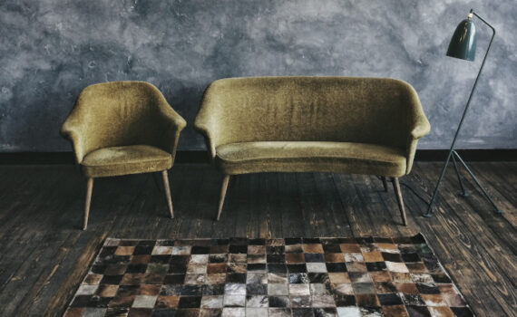 Ein Sessel und ein Sofa stehen symbolhaft für Psychologische Beratung und Psychotherapie