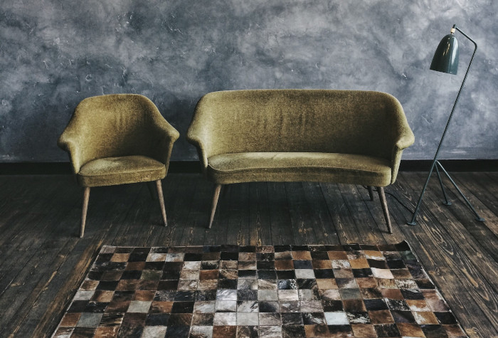 Ein Sessel und ein Sofa stehen symbolhaft für Psychologische Beratung und Psychotherapie